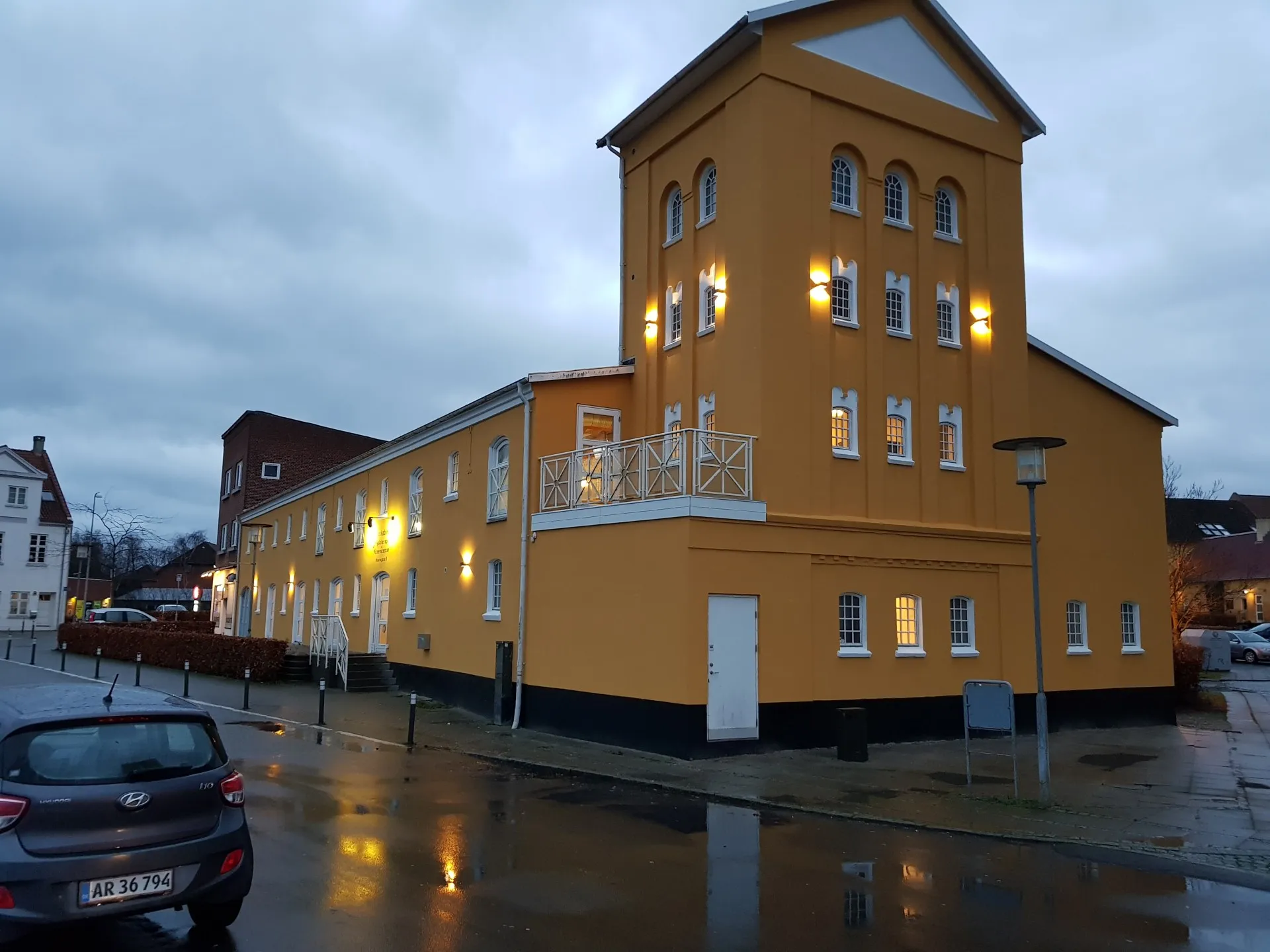 Hjørnet af den gule bygning på Havnegade 3 med tårnet og indgangen