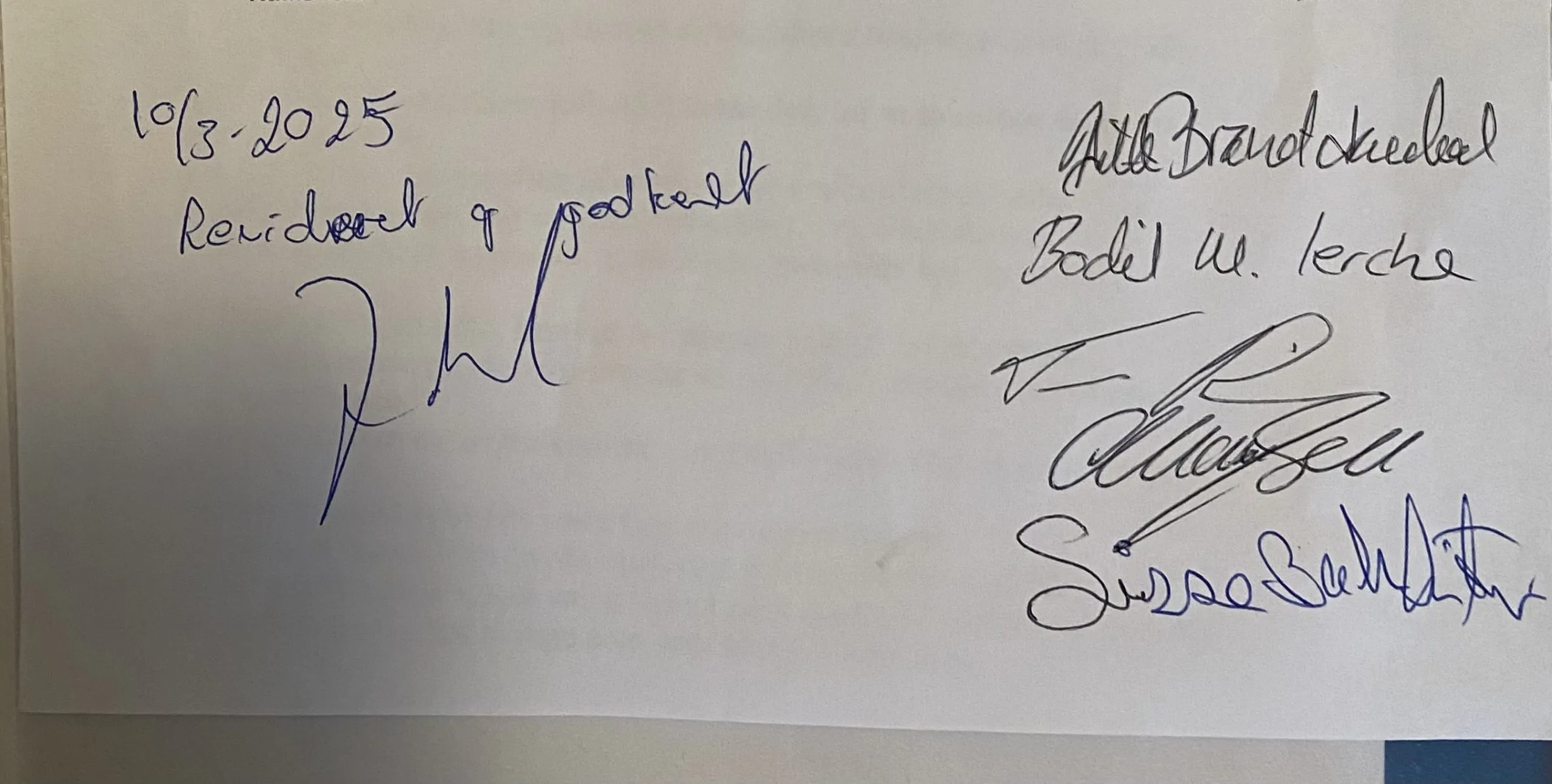 Underskrevet side fra årsregnskabet 2024/25